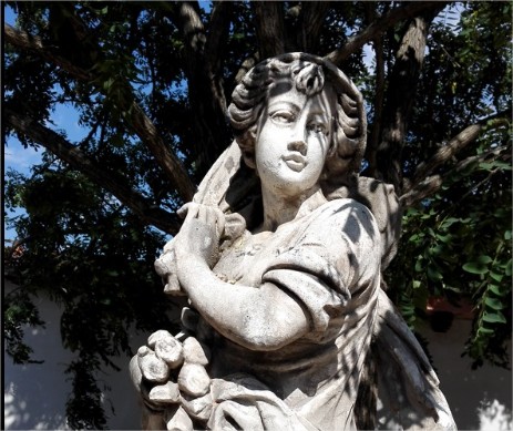 Statue in cemento